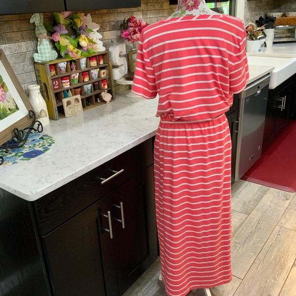 Kim Rogers Maxi Dress 
Size Medium 
Coral & White Stripe
Pockets 
Stretch - Picture 6 of 15